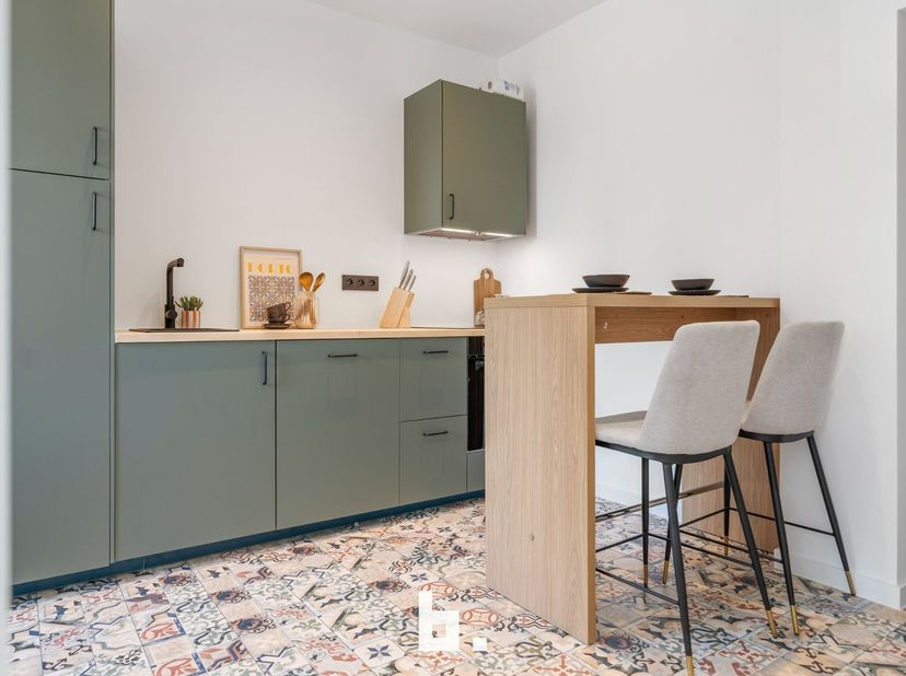 Ben je op zoek naar een instapklare woning die zich moeiteloos aanpast aan jouw levensstijl? Dit verrassend ruime en van top tot teen vernieuwde huis