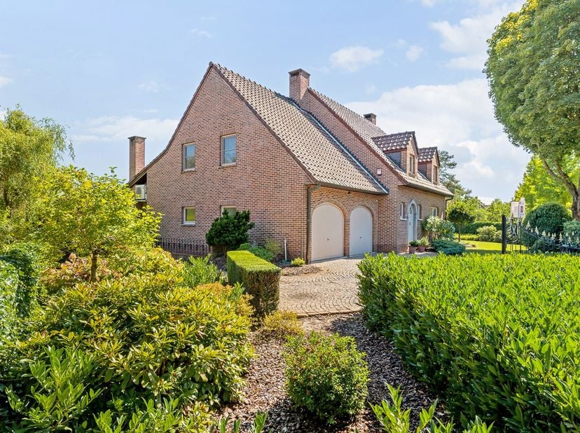 Welkom in deze instapklare en uitstekend onderhouden gezinswoning op een prachtig groen perceel van 908m², gelegen in een rustige en residentiële stra