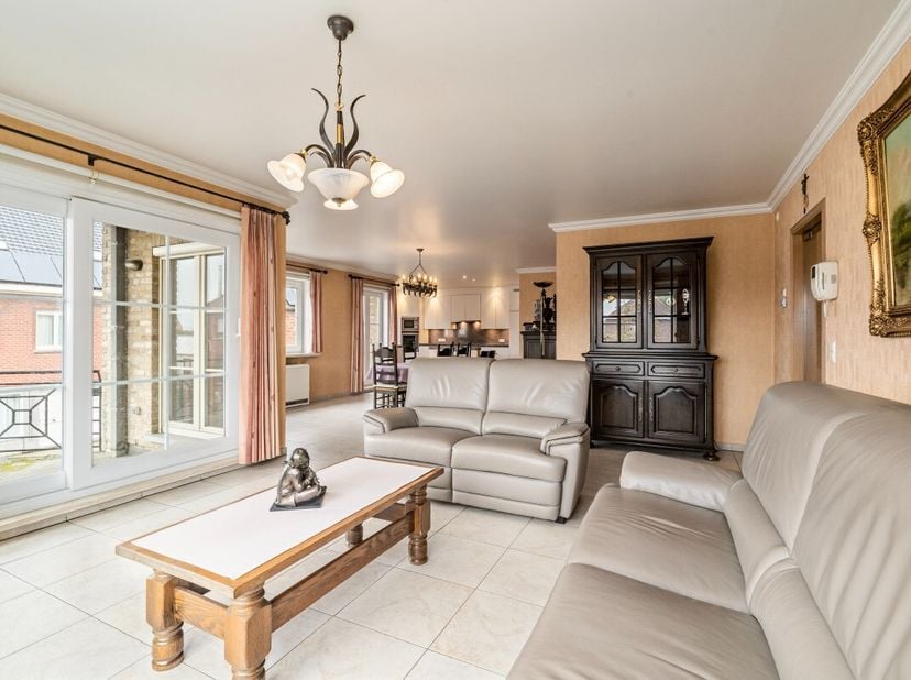 Appartement spacieux et bien entretenu au centre dOeselgem avec grand garage et espace de rangement pratique. Cet appartement construit en 2004 combin