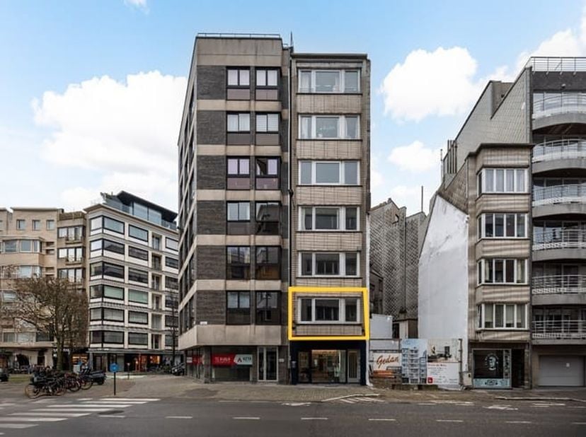 Droomt u van wonen aan zee of bent u op zoek naar een interessante investering? Dan is dit verzorgde appartement in het hart van Oostende precies wat
