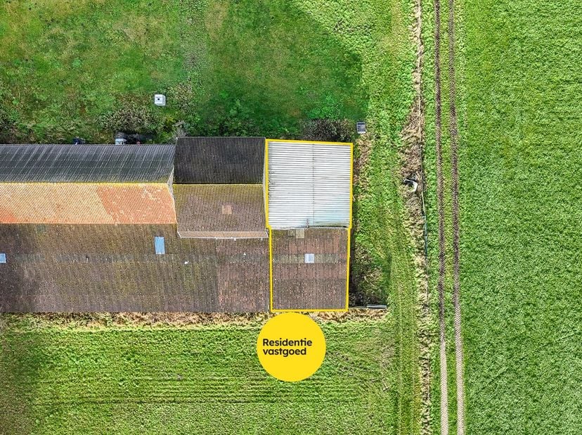 Praktische opslagruimte van 89,35 m² te huur te Ettelgem. De opslagruimte is onmiddellijk beschikbaar en bereikbaar via de weide. De toegang gebeurt v