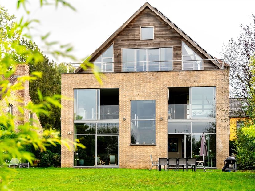 Uitkijkend op het Frankveld Park - Karaktervolle villa met 6 slaapkamers en tuin van +/- 480m² als volgt samengesteld: