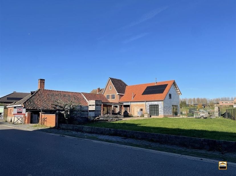 Stroopstokerij van Vrolingen met grotendeels gerenoveerde woning met<br />
6 slaapkamers en achterliggende loods op een mooi perceel van 35 are 21 ca.