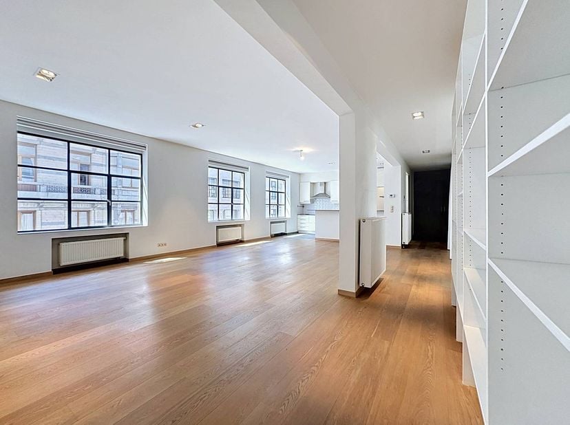 Au centre de Bruxelles, près de la Place de la Monnaie, 7 Rue Léopold, charmant loft de ± 115 m², au 2ème étage de l'immeuble « La Mondiale ». Ce magn