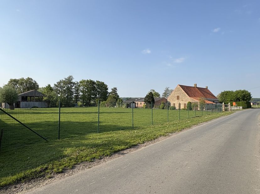 Geniet u binnenkort van het adembenemende zicht en de rust op deze locatie?<br />
Het centrum Damme is vlakbij en u bent er slechts 10 minuten verwijd