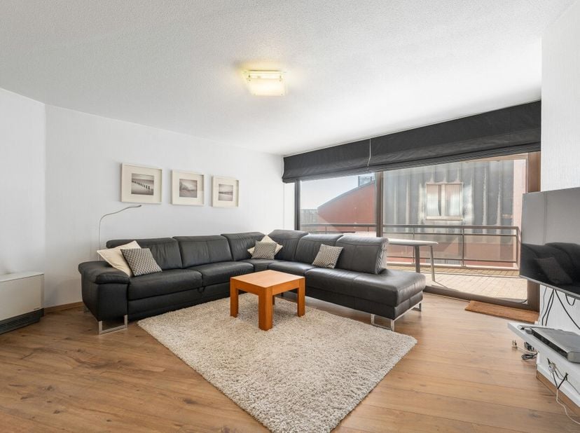 Blankenberge: Instapklaar appartement met ruim terras en zijdelings zeezicht te koop in Blankenberge! Op de 5e verdieping van de stijlvolle residentie