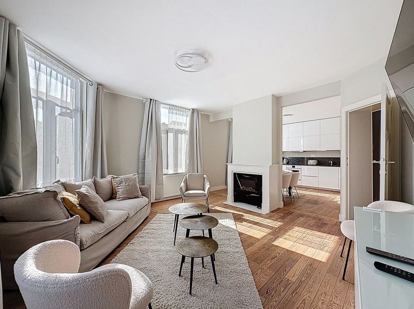MONTGOMERY / JOSÉPHINE-CHARLOTTE : Tegenover het Joséphine-Charlottepark, mooi gemeubeld appartement met 2 slaapkamers + ingericht bureau, gelegen op