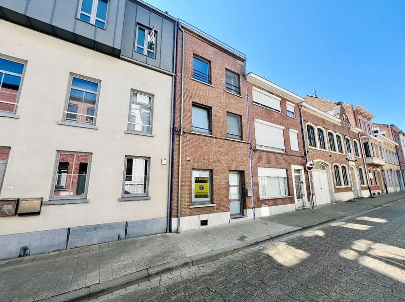 Deze stijlvolle en verzorgde rijwoning biedt verrassend veel ruimte en comfort op een topligging in het centrum van Tienen, op wandelafstand van de Gr