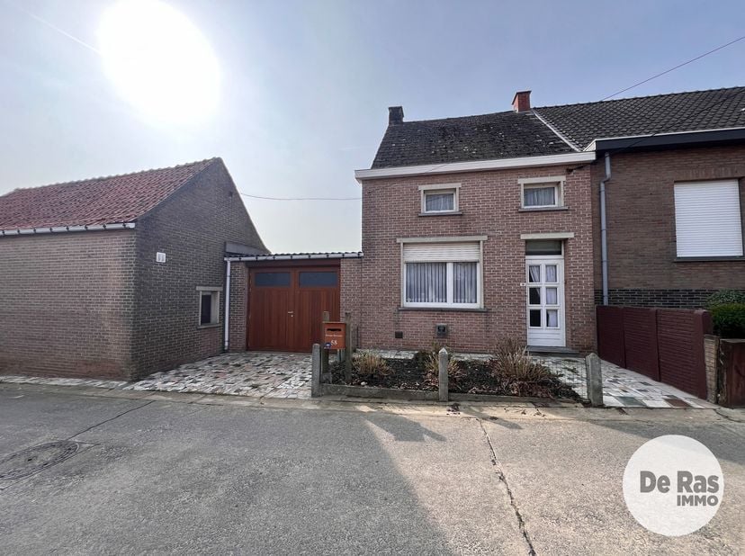 BALEGEM – Renovatieproject met uitbreidingsmogelijkheden en zuidgerichte tuin. <br />
De woning is gelegen in een rustige en aangename buurt, met een
