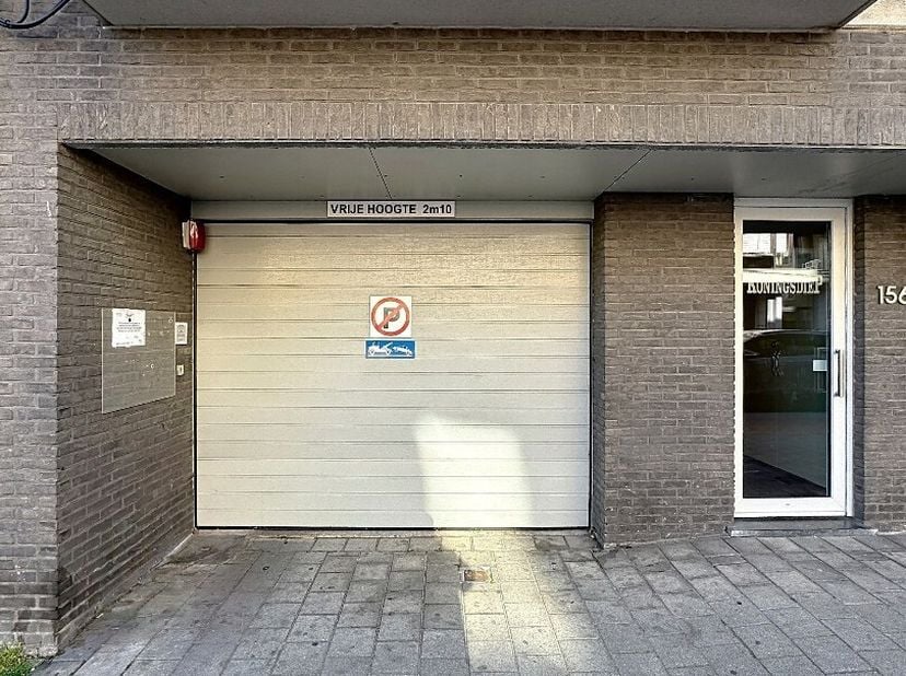 Deze garage nr. 37 bevindt zich op een boogscheut van het centrum van Oostende, langs de Torhoutsesteenweg.<br />
Het geheel maakt deel uit van een st
