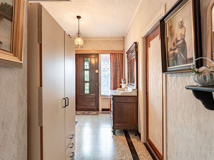 Deze ruime woning biedt alles wat een gezin nodig heeft. U betreedt de woning via de inkomhal die toegang geeft tot de verschillende leefruimtes. De o