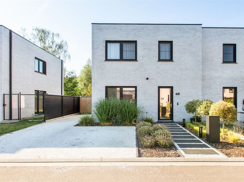 Moderne Halfopen Bebouwing met 3 slaapkamers. <br />
Overzicht:<br />
Type: Halfopen bebouwing<br />
Bouwjaar: 2022<br />
Bewoonbare oppervlakte: 153m