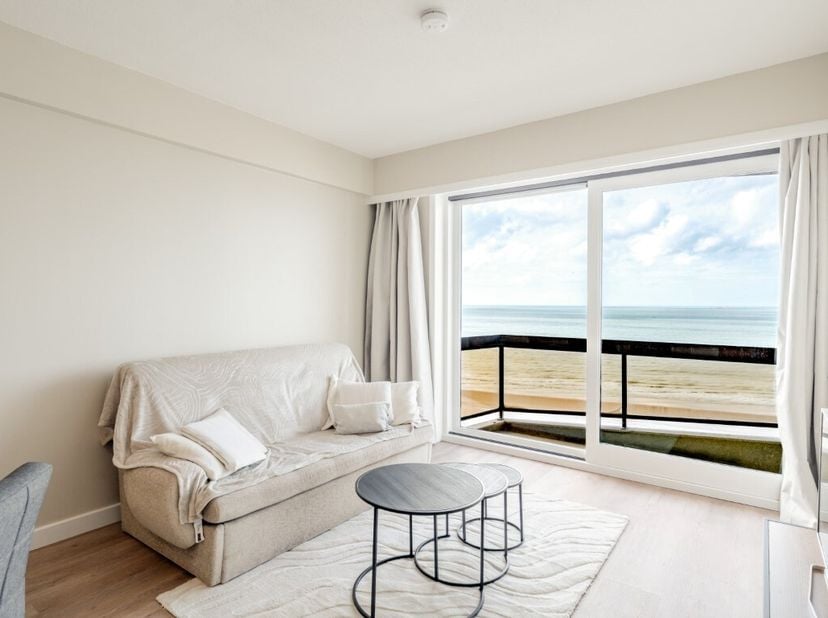 Op de negende verdieping van een verzorgde residentie aan zee bevindt zich dit volledig vernieuwde appartement, waar klasse, rust en comfort samenkome