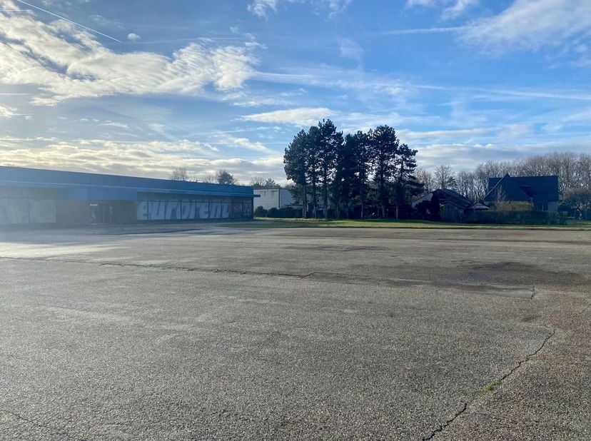 Espace industriel à louer de +/- 1.950 m² sur un terrain de 11.313 m².<br />
Le bâtiment se compose de 900 m² d’entrepôt, 566 m² de surface commercial