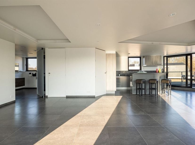 Penthouse avec 2 terrasses dans un environnement verdoyant avec vue sur l'eau à la frontière entre Gand et Mariakerke. Le bâtiment date de 2013. Il y