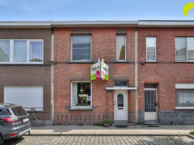 Ruime rijwoning dat een echt pareltje kan worden! <br />
<br />
Op de gelijkvloerse verdieping bevinden zich de lichtrijke woon-eetkamer, keuken met