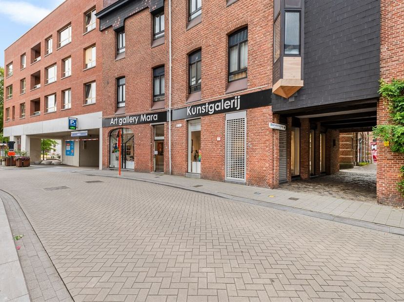 Handelsgelijkvloers op toplocatie in het centrum<br />
Deze handelsruimte biedt tal van mogelijkheden voor wie op zoek is naar een goed gelegen commer