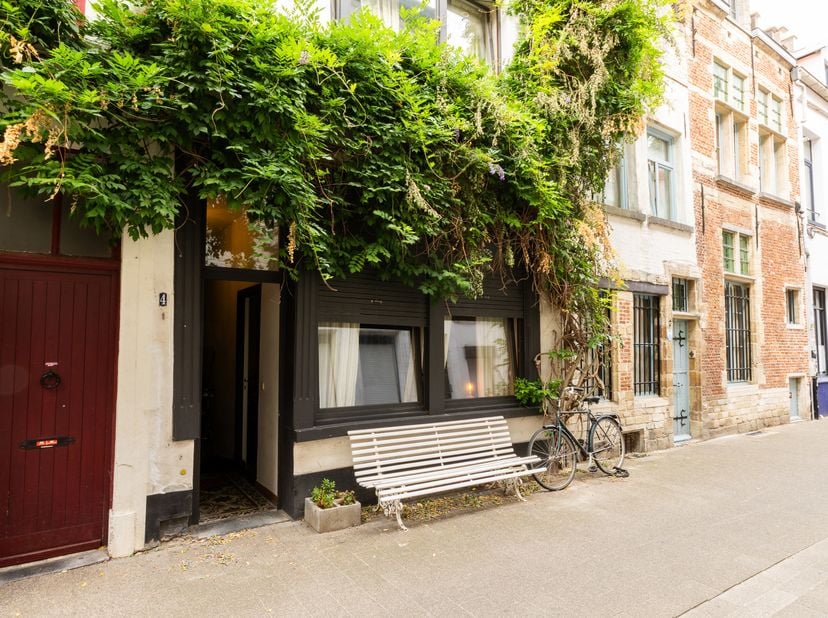 In de sfeervolle Korte Ridderstraat, in het hart van het historische stadscentrum, bevindt zich deze charmante woning met een flexibele indeling.<br /