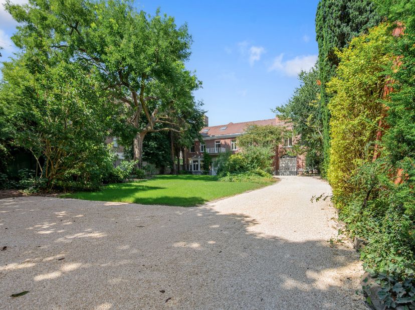 Exclusief gerenoveerd landhuis met authentieke kasteel allures op ca. 1.000 m² – een verborgen parel in het hart van de stad<br />
Achter een lange, s