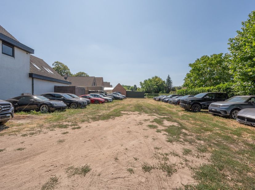 Op zoek naar de perfecte bouwgrond voor uw toekomstige thuis? Deze prachtige bouwgrond van 693 m² biedt u de ideale combinatie van rust, ruimte en een