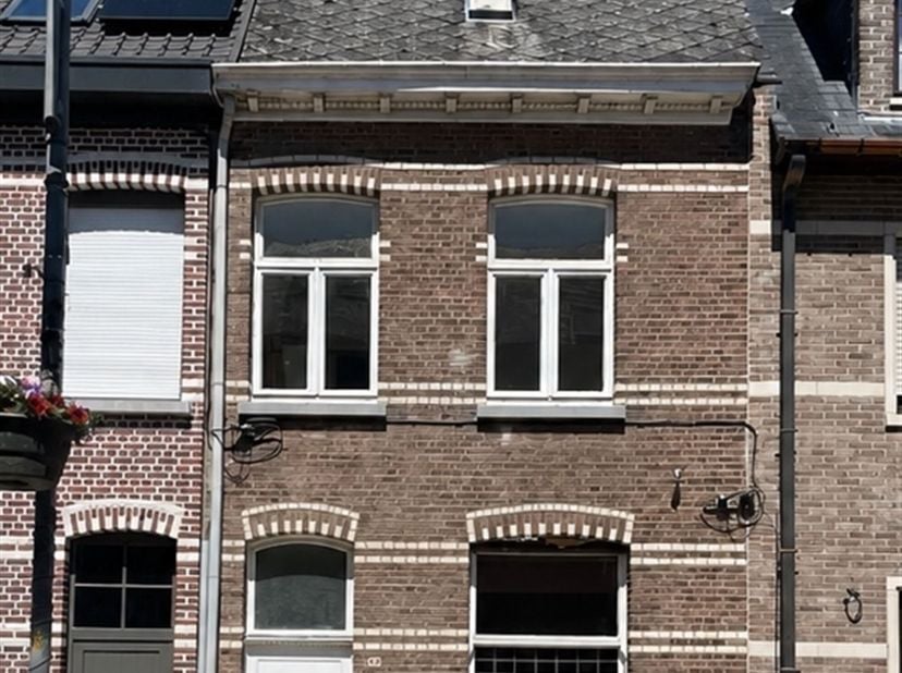 Deels gerenoveerde rijwoning met tuin en uitbreidingsmogelijkheden in Ranst.<br />
<br />
Op zoek naar een woning die reeds grotendeels werd aangepa