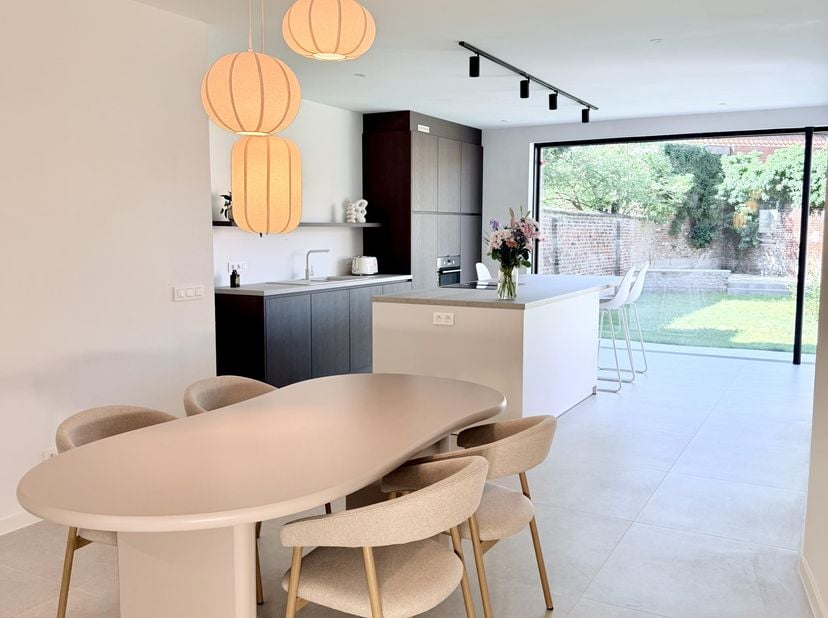 Achter deze authentieke gevel ontdek je een verrassend lichtrijke, moderne woning met een prachtig zicht op de groene tuin. Hier geniet je van rust, r