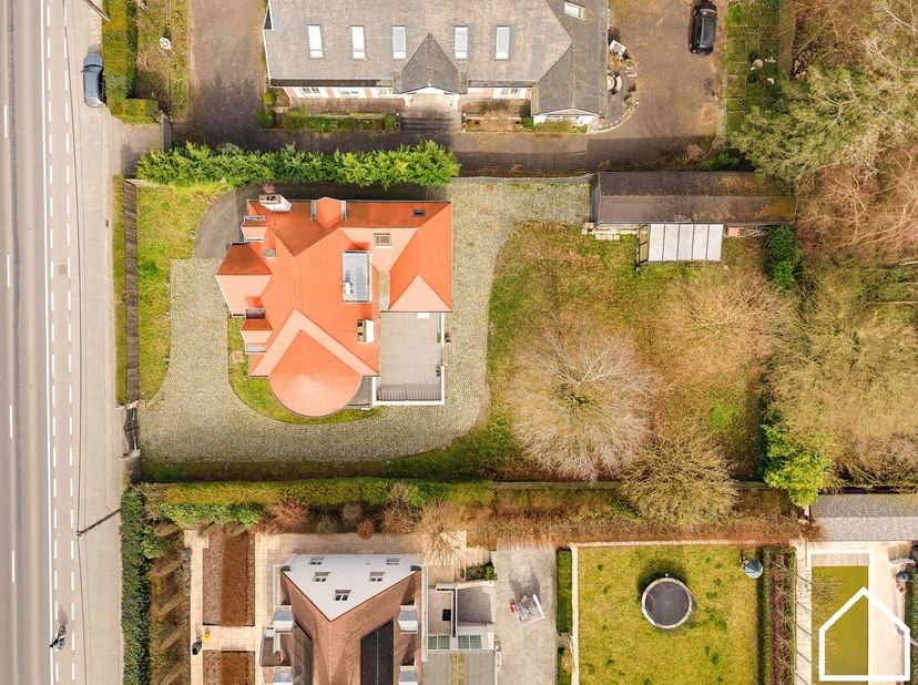 Deze ruime en veelzijdige woning biedt tal van mogelijkheden en combineert comfortabel wonen met praktische ruimtes en een aangename tuin. Dankzij de