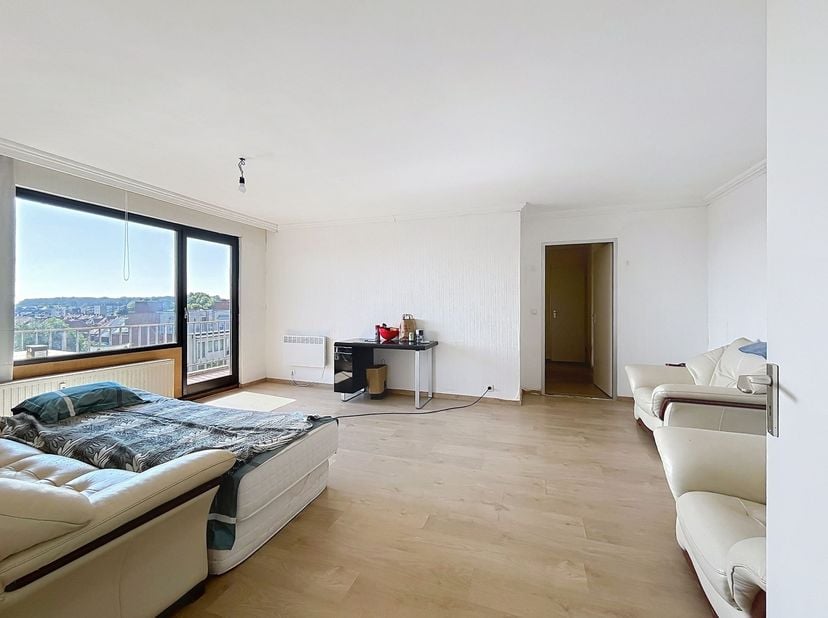 Ruim appartement nabij het centrum van Roeselare<br />
<br />
Op zoek naar een interessante investering of een comfortabel appartement om zelf te be