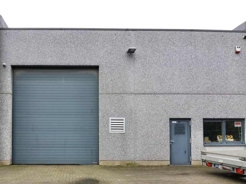 Op zoek naar een efficiënte en strategisch gelegen magazijnruimte, ideaal gesitueerd op een goed uitgerust industrieterrein? Dit degelijke gebouw bied