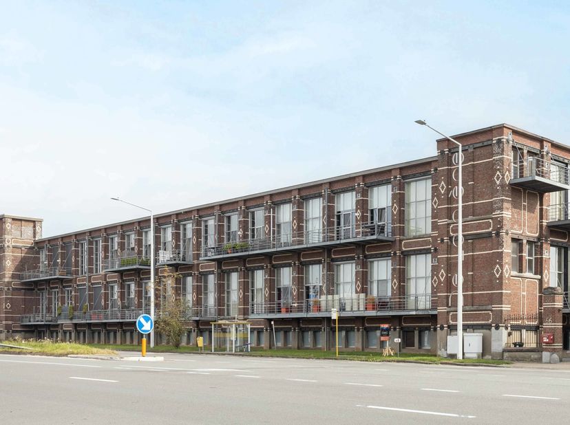 Deze lichtrijke loft met een bewoonbare oppervlakte van 197m² bevindt zich op een centrale en vlot bereikbare locatie net buiten het centrum van Ouden