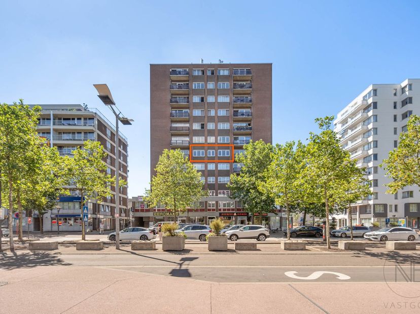 Dit verzorgd appartement is uitstekend gelegen aan de Dieplaan in Genk, een centrale locatie op wandelafstand van het bruisende stadscentrum. In de on