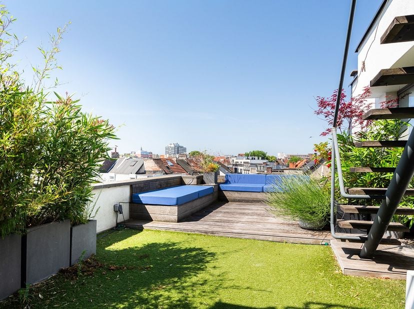 Droom je van een penthouse met uitstraling, karakter en een flinke dosis rock-'n-roll? Dan is dit spectaculaire duplex penthouse precies wat je zoekt.