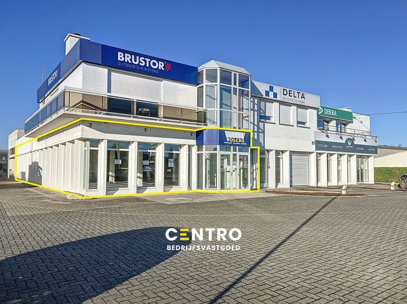 Benaderende OPPERVLAKTEN<br />
Kantoor/winkelruimte: 400m²<br />
Kelder: 100m²<br />
Ruime gemeenschappelijke parking.&amp;nbsp;<br />
<br />
INDELING:<br