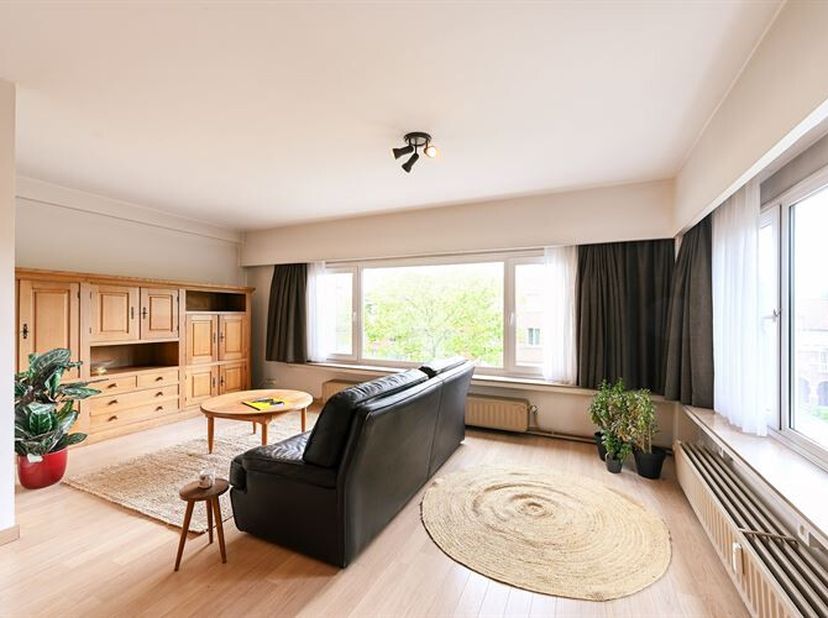 Bekijk dit appartement uitgebreid op www.koosi.be<br />
Dit ruime hoekappartement met lift, 3 slaapkamers en garage is gelegen op de 2de verdieping va