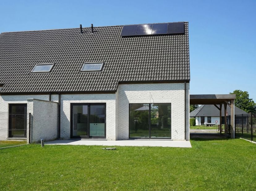 Deze stijlvolle nieuwbouwwoning bevindt zich momenteel in de afwerkingsfase en wordt opgeleverd met kwalitatieve, duurzame materialen, zoals te zien i
