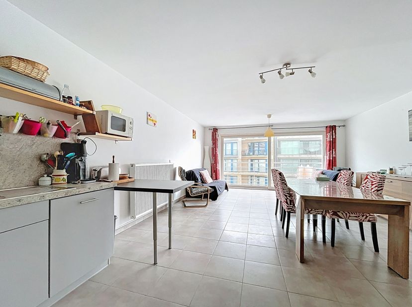 Bel appartement situé à qq pas de la plage de Coxyde.&amp;nbsp; L'appartement se trouve au deuxième étage et comprend: entrée, cuisine équipée, living et
