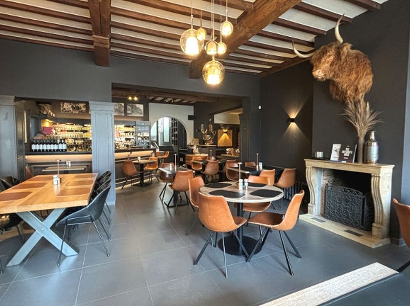 Instapklare Bistro - Eethuis met Feestzaal en Terras in een karaktervol pand met een rijke geschiedenis.<br />
Deze interessante zaak heeft en commerc