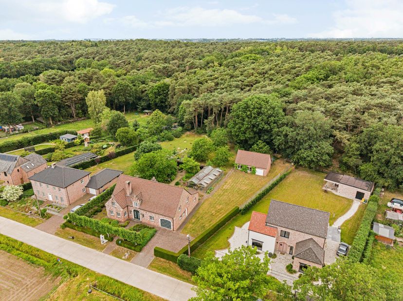 Deze ruime gezinswoning biedt zowel voor -als achteraan een groen uitzicht op bos -en landbouwgebied waardoor het hier zeer rustig vertoeven is.<br />