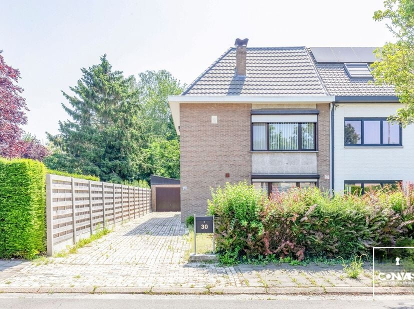 In deze rustige buurt te Wondelgem vindt u deze interessante halfopen bebouwing. Ideaal voor mensen die graag hun eigen smaak geven aan hun woning. In