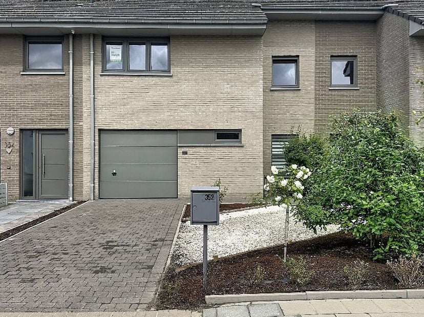 Bent u op zoek naar een instapklare en energiezuinige woning op een vlotte locatie? Deze recente gezinswoning in de Stationsstraat te Eernegem combine