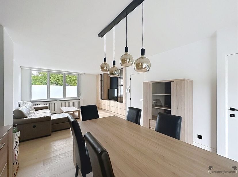 Deze gerenoveerde woning is op zoek naar zorgzame bewoners die er een warme thuis van willen maken. Dankzij de aangename indeling, de ruime buitenruim