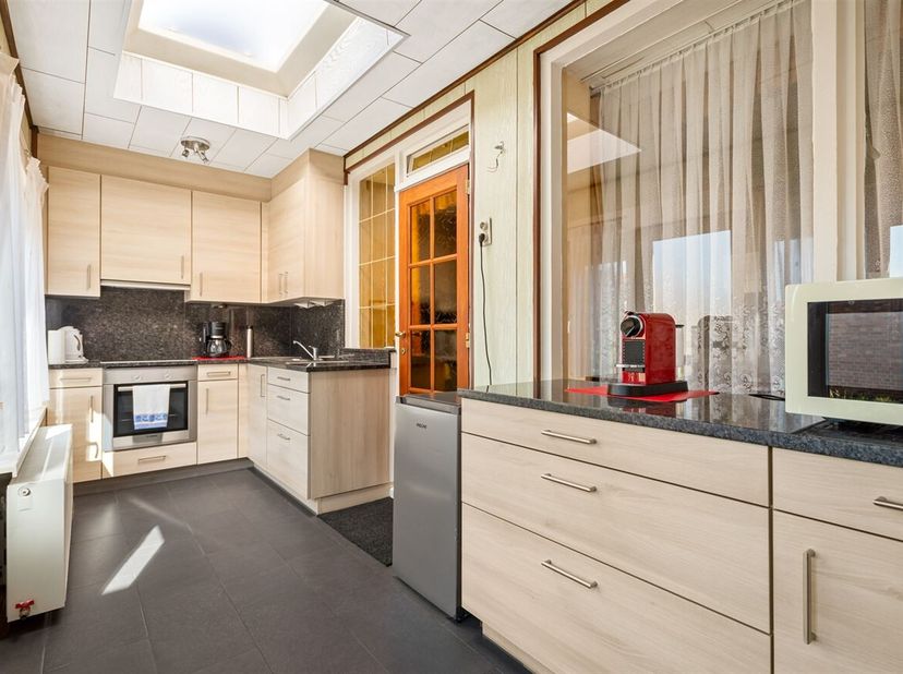 Karaktervolle woning met tuin <br />
Droomt u van een gezellige woonst met tuin in een rustige buurt? Deze gesloten bebouwing uit 1956 combineert een
