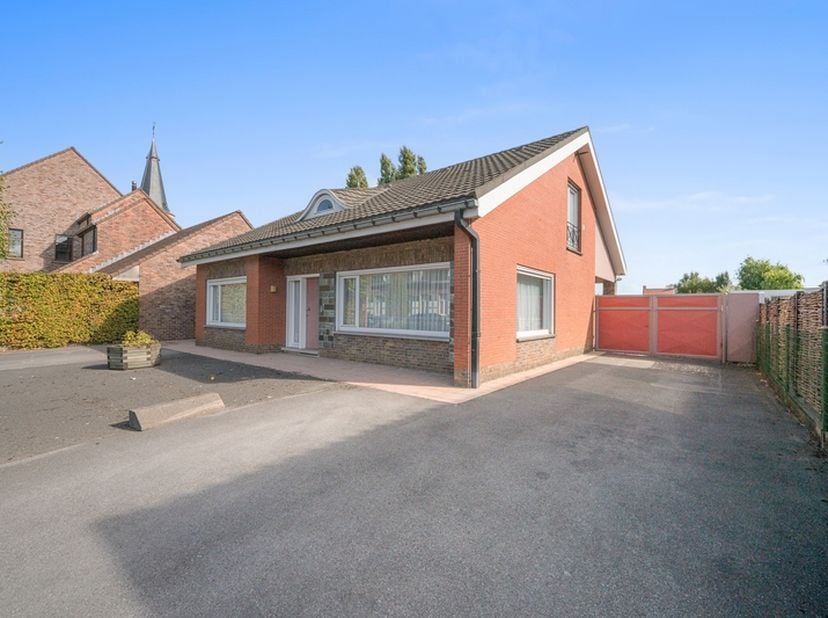 IN OPTIE - Te renoveren villa, ideaal geschikt voor bijberoep met veel ruimte en grote tuin in centrum Beveren opp 837 m²<br />
<br />
Bent u op zoek