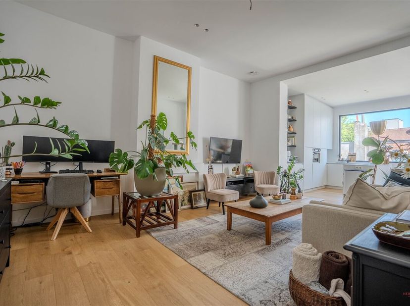 Cet élégant appartement aux finitions luxueuses, situé rue Saint Salvator, offre une combinaison exceptionnelle d'espace, de confort et de finitions d