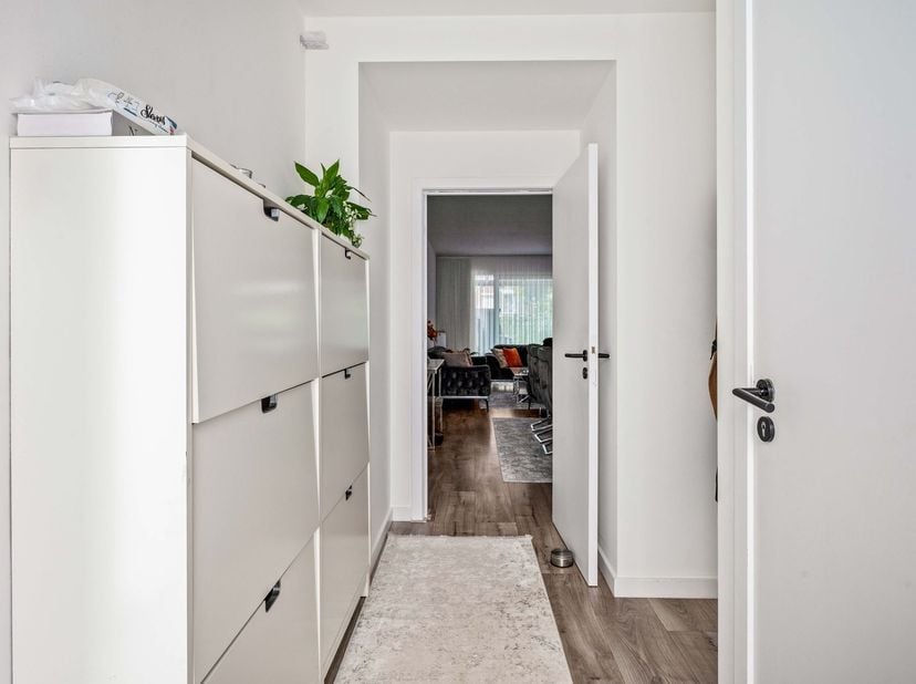 Cette propriété très bien entretenue est située dans un quartier résidentiel calme et isolé, accessible par la Boomlaarstraat. Grâce à son emplacement