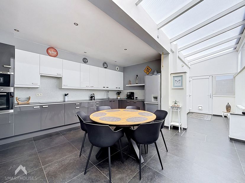 Ruime en instapklare woning op een uitstekende ligging nabij openbaar vervoer, scholen en winkels. De woning beschikt over een inkomhal met vestiaire,