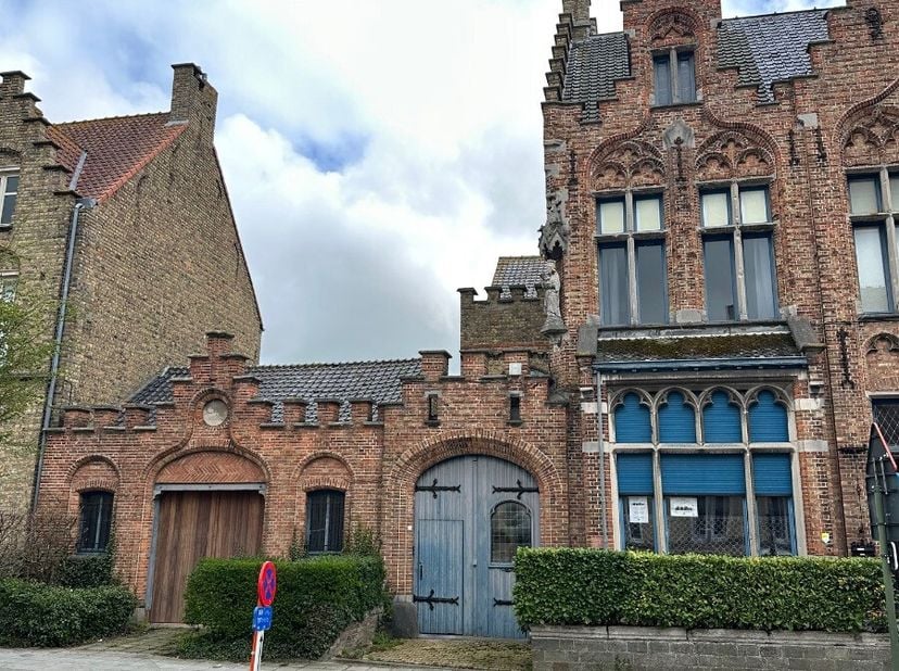 À louer : maison de caractère au centre de Furnes, à quelques pas des commerces et commodités. Cette charmante propriété située Karel Coggelaan allie