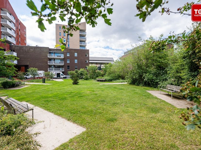 Dit prachtig appartement met parking ligt op de site van Dok Noord. Een toplocatie in Gent. <br />
Op de site zelf is alles aanwezig. Van een bakker t