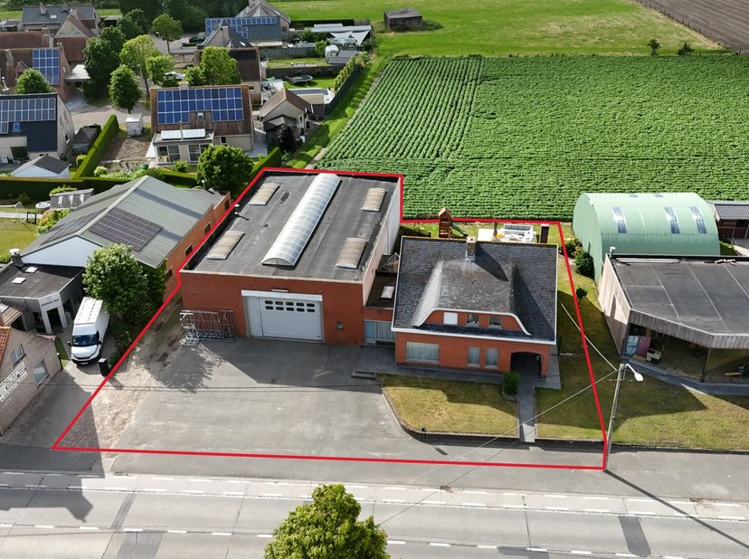 In de Kortewildestraat te Vladslo vinden we deze bijzonder ruime woning met een bewoonbare oppervlakte van maar liefst 279 m², gelegen op een perceel