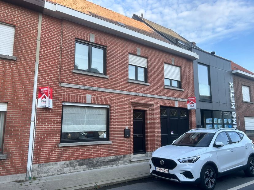 Sint-Eloois-Winkel - Ruime woning met 3 kamers en garage.Bestaande uit:Inkom, woonkamer, keuken met eethoek, garage met wasruimte, toilet en veranda1s